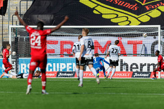 Östersunds Noah Sonko Sundberg (ej i bild) gör 1-0 bakom