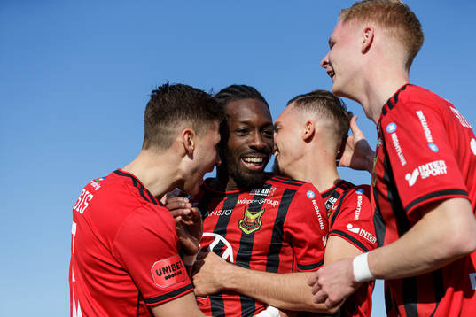 Östersunds Blair Turgott jublar med lagkamrater