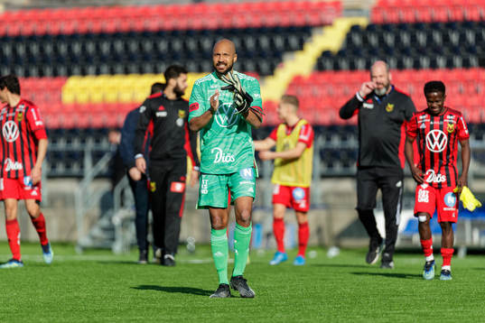 Östersunds målvakt Aly Keita tackar publiken
