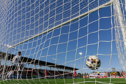 Östersunds Blair Turgott för 4-0 bakom Örebros målvakt