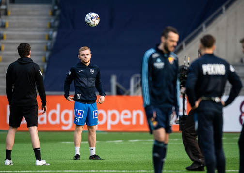 IFK Norrköpings Dino Salihovic värmer upp