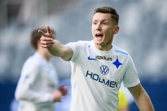 IFK Norrköpings Viktor Agardius reagerar mot domaren