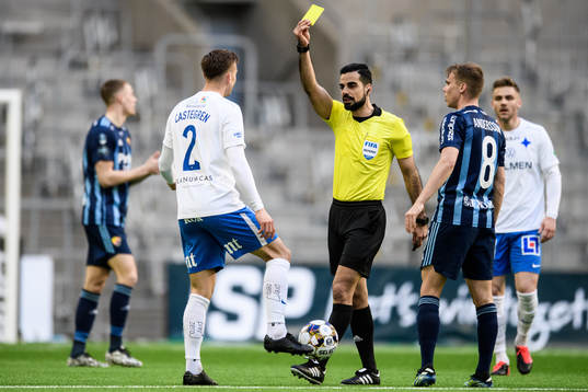 IFK Norrköpings Henrik Castegren får ett gult kort av