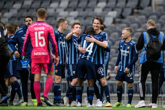 Djurgårdens Hjalmar Ekdal och Edward Chilufya jublar