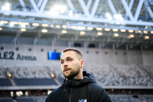 IFK Norrköpings målvakt Oscar Jansson i mixade zonen