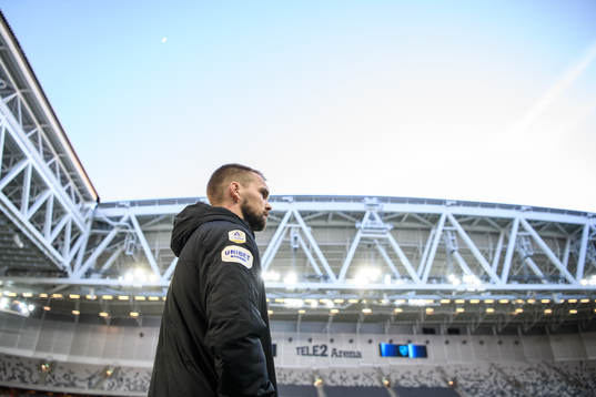 IFK Norrköpings målvakt Oscar Jansson i mixade zonen