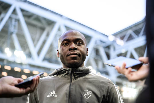 Djurgårdens Edward Chilufya i mixade zonen