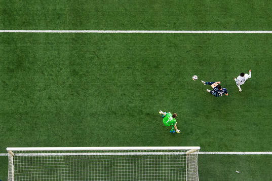Djurgårdens Haris Radetinac gör 1-0 bakom IFK