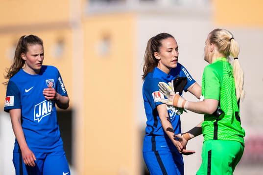 Eskilstunas Anna Oskarsson och målvakt Emma Holmgren