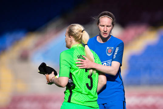 Eskilstunas målvakt Emma Holmgren och Vaila Barsley deppar