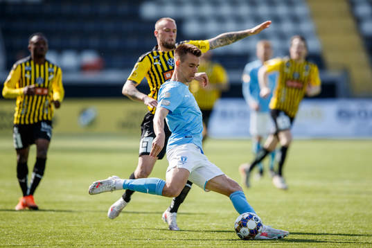 Malmö FFs Jonas Knudsen och Häckens Alexander Faltsetas