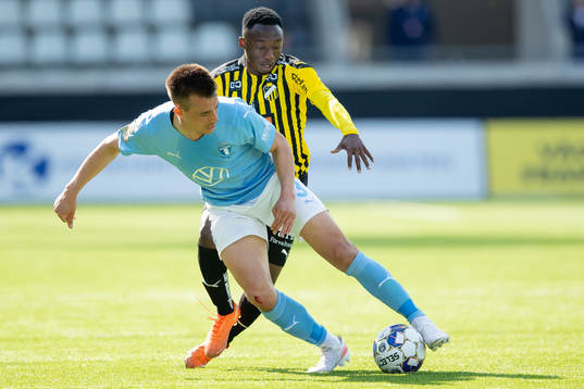 Malmö FFs Jonas Knudsen och Häckens Benie Adama Traore