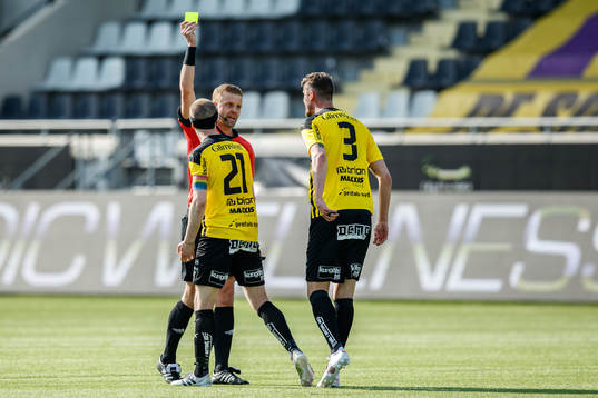 Domare Glenn Nyberg delar ut gult kort till Häckens Rasmus