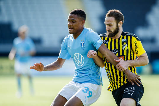 Malmö FFs Amin Sarr och Häckens Oskar Sverrisson