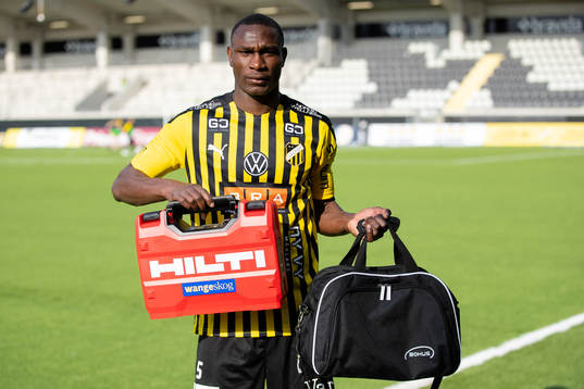 Häckens Godswill Ekpolo med pris som matchens lirare i