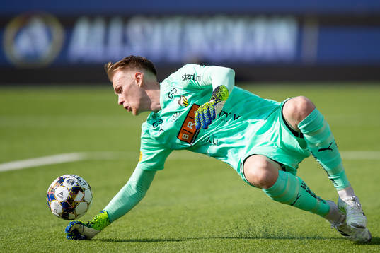 Häckens målvakt Pontus Dahlberg med en räddning
