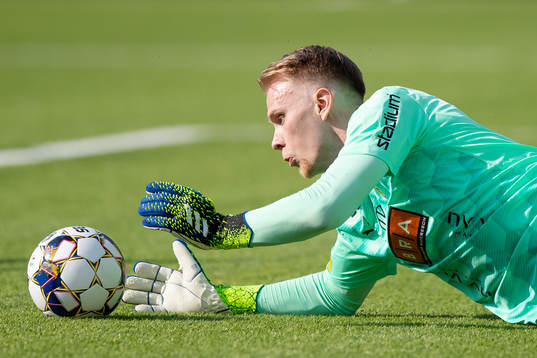 Häckens målvakt Pontus Dahlberg med en räddning