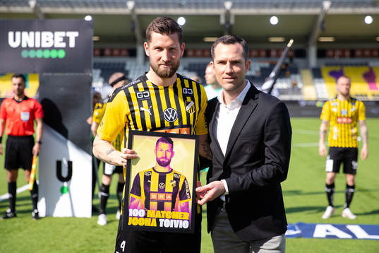 Häckens Joona Toivio uppvaktas av sportchef Martin