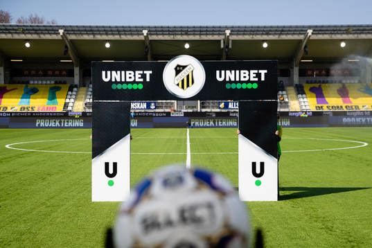 En portal med Unibet logo innan fotbollsmatchen i