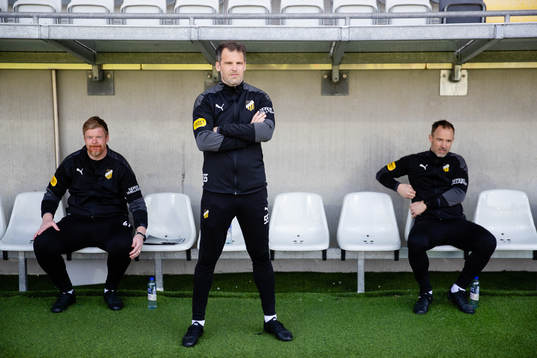 Häckens assisterande tränare Robert Vilahamn innan