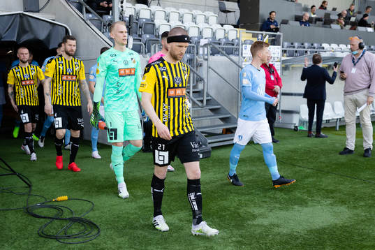 Häckens Rasmus Lindgren på väg ut för Line up innan