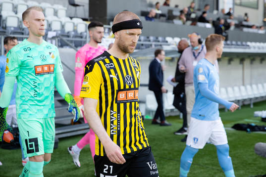 Häckens Rasmus Lindgren på väg ut för line up innan