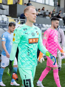 Häckens målvakt Pontus Dahlberg på väg ut för line up