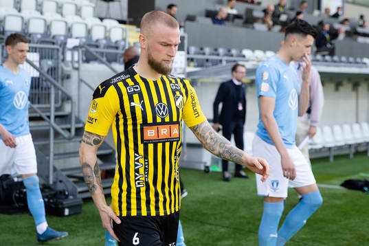Häckens Alexander Faltsetas på väg ut för line up innan