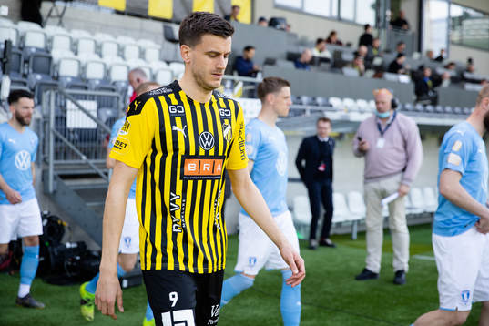 Häckens Alexander Jeremejeff  på väg ut för line up