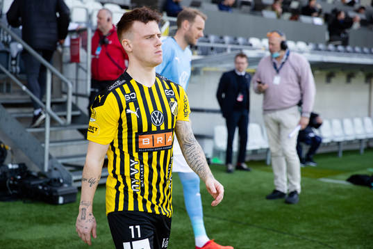 Häckens Tobias Heintz på väg ut för line up innan