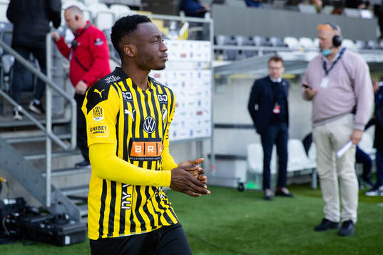 Häckens Benie Adama Traore på väg ut för line up innan