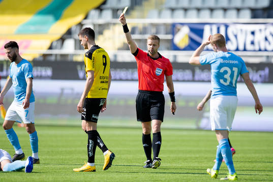 Häckens Alexander Jeremejeff  får en varning av domare