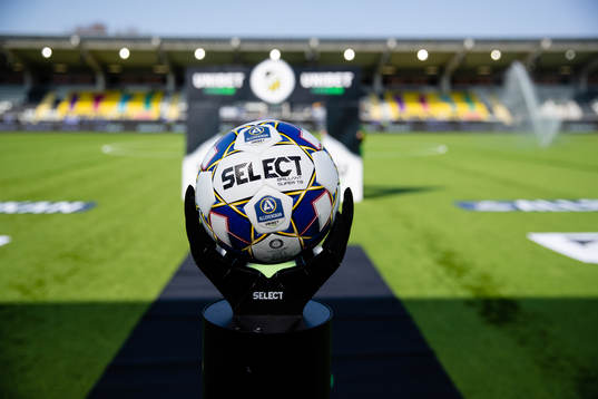 En matchboll på podie innan fotbollsmatchen i Allsvenskan