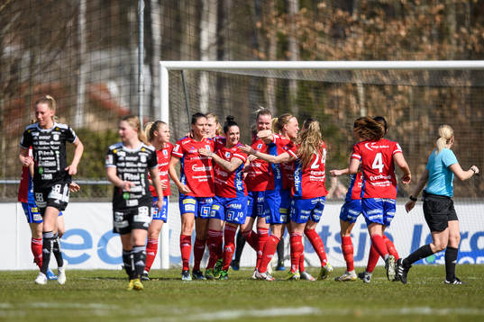 Vittsjös Emily Gielnik jublar med lagkamrater
