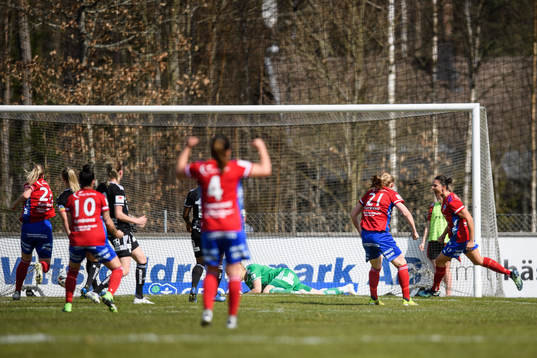 Vittsjös Emily Gielnik (h) jublar
