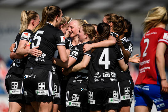 Piteås Ellen Löfqvist jublar med lagkamrater