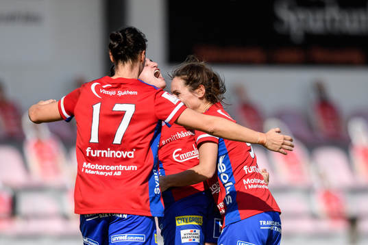 Vittsjös Fernanda Da Silva jublar med lagkamrater