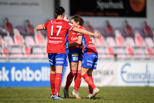 Vittsjös Fernanda Da Silva jublar med lagkamrater