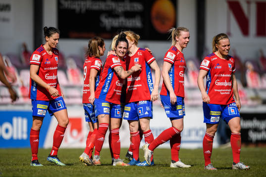 Vittsjös Fernanda Da Silva jublar med lagkamrater