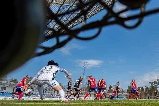 Piteås Ellen Löfqvist gör 1-1 förbi Vittsjös målvakt
