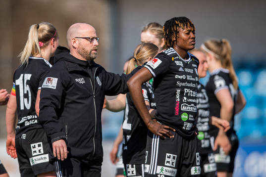 Piteås tränare Stellan Carlsson och Anam Imo  deppar