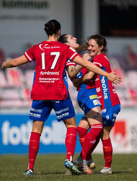 Vittsjös Fernanda Da Silva jublar med Elisabet Klinga