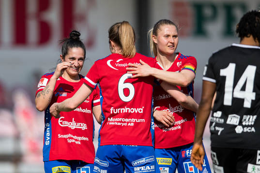 Vittsjös Fernanda Da Silva jublar med Clara Markstedt