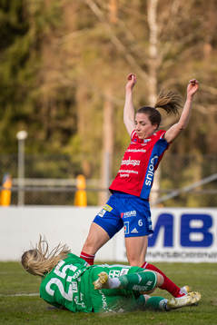 Vittsjös Clara Markstedt och Piteås målvakt Guro
