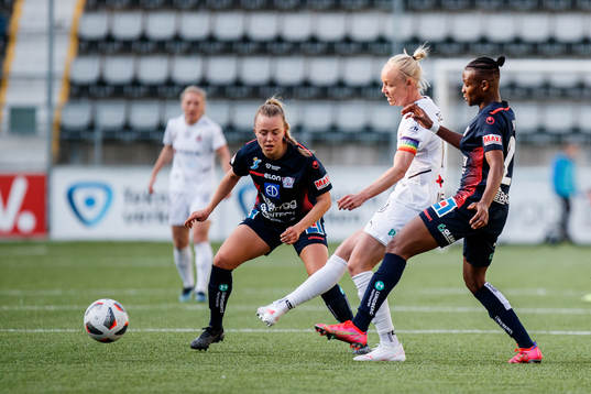 Linköpings Olga Ahtinen och Uchenna Grace Kanu mot