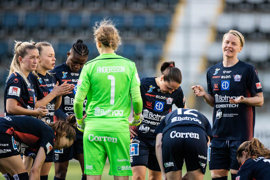 Linköpings Nilla Fischer pratar med sina lagkamrater