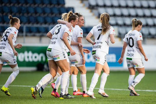 Rosengårds Stefanie Sanders jublar med lagkamrater