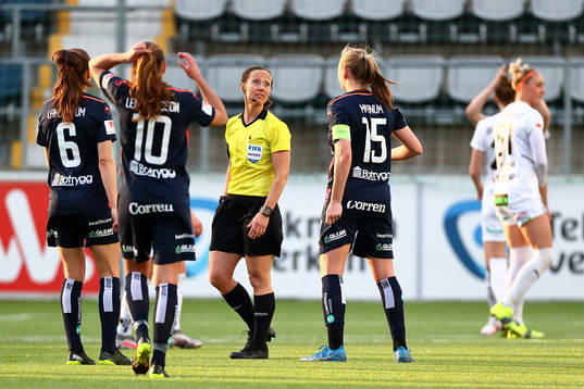 Linköpings spelare reagerar när domare Pernilla Larsson