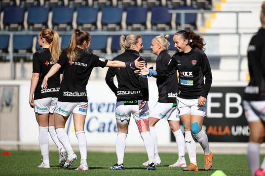 Rosengårds spelare före fotbollsmatchen i Damallsvenskan