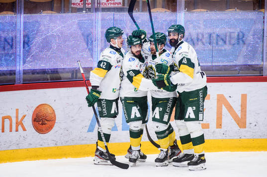 Björklövens Tyler Vesel jublar